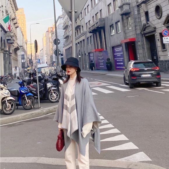 burberry wool cape - Picture 6 of 6